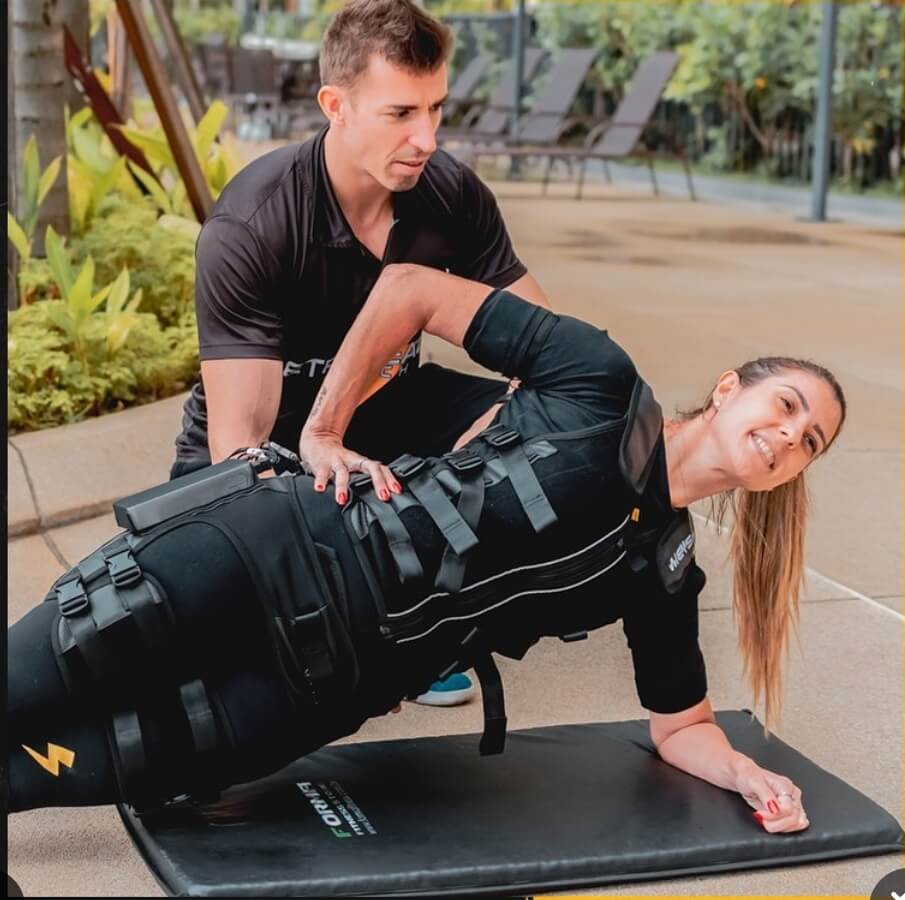 Henrique Dealtry treinando cliente com eletroestimulação